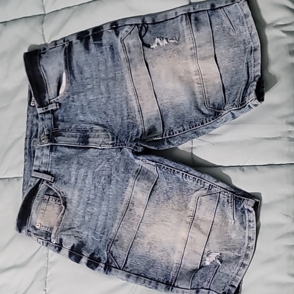Southpole Acid Washed Distressed Slim Fit Denim Shorts Men's 34 NWOT‎ Condition.
